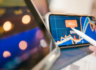 Bitcoin, Ethereum और forex विकल्पों का विश्लेषण करता हुआ मल्टी-मार्केट ट्रेडर